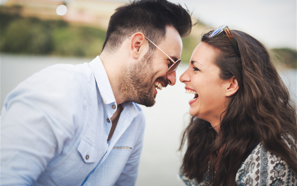  Вы можете начать смеяться с того, что понимаете только вы вдвоем. Фото: Envato Elements