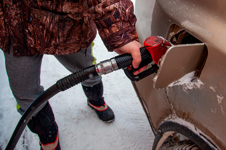 Чтобы не допустить скачка цен на заправках, нужно в кратчайшие сроки «обеспечить принятие необходимых механизмов и инструментов», обратился к коллегам вице-премьер Фото: «БИЗНЕС Online»