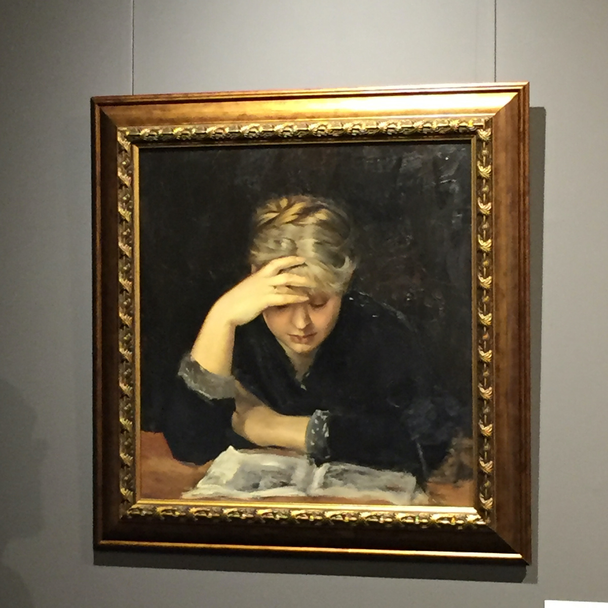 Поскольку много было книжной Франции, выбрала для украшения обзора картину Марии Башкирцевой — эта рано ушедшая писательница и художница, с детства понимавшая свою исключительность, долгое время занимала мои мысли, ее знаменитый дневник я перечитывала несколько раз. А фото картины «За книгой» было сделано на выставке ее работ «Избранница судьбы», проходившей у нас в «Новом Иерусалиме» в 2019 году.