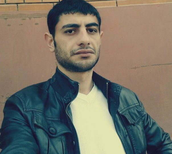 Двое детей успели выбежать, третья осталась в дыму. Сосед разбил окно и через три метра нашёл девочку