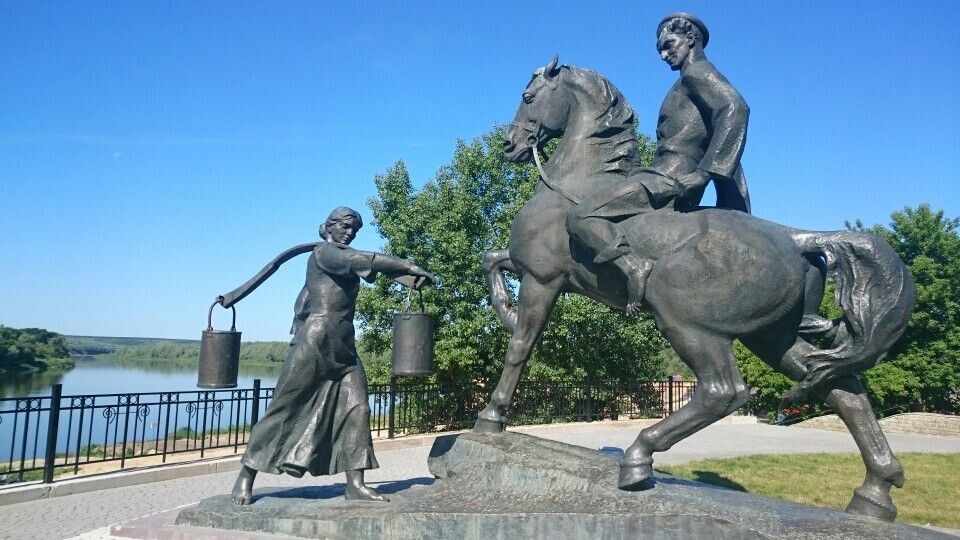 Памятник Григорию и Аксинье из романа "Тихий Дон". Фото с просторов интернета