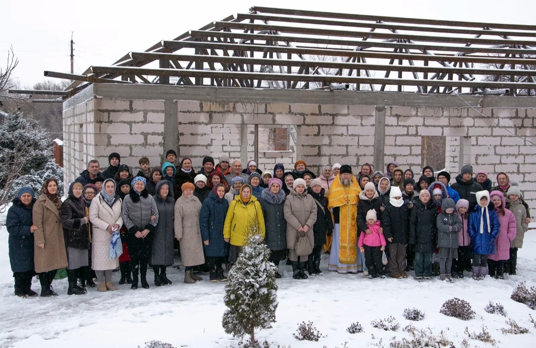 Прихожане у строящейся школы