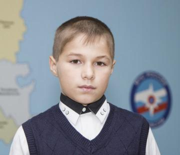 Он ехал на рыбалку, услышал крики и увеличил скорость. 11-летний Бориис Сушков спас товарища, а потом получил награду