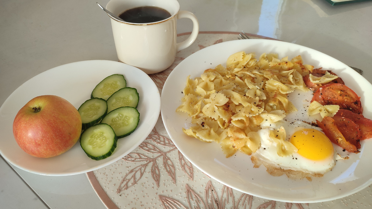 Завтрак: макароны бабочки, жареные помидоры с базиликом, яйцо, огурец, яблоко, кофе