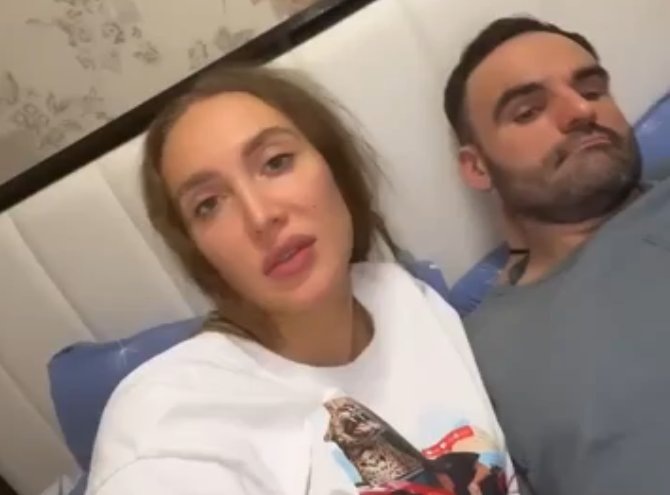 Бывшая участница телепроекта Дом 2 Елизавета Полягалова поделилась с поклонниками радостной новостью.
 Она была в ЗАГСе со своим возлюбленным Андреем и выбрала день для 
росписи и выездной церемонии. Лиза Полыгалова назначила дату свадьбы на 
17 апреля. Это её день рождения и у девушки будет двойной праздник.



Локацию Лиза тоже выбрала красивую - Воронцовский парк, хотя хотела бы 
устроить мероприятие в Царицыно, но мест свободных не оказалось, ведь 
услуга бесплатная и желающих слишком много.



Изначально Полыгалова хотела сыграть свадьбу 8 марта, пыталась через 
связи пробиться в ЗАГС, но у неё ничего не вышло, о чем мы рассказывали 
на шлоке. Тогда она повезла жениха знакомиться с родителями, побывала в Костроме у его семьи и получила родительское  благословение на брак.



Полыгалова планирует пройти церемонию венчания, а пока занимается свадебными хлопотами. На этот раз точно не сорвётся свадьба?