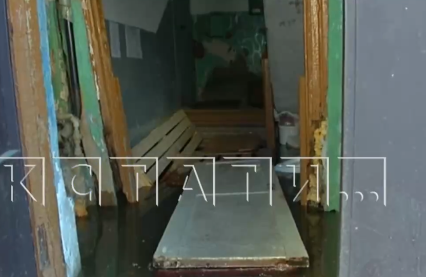 Подъезд двухэтажного дома в Канавинском районе затопило из-за паводка