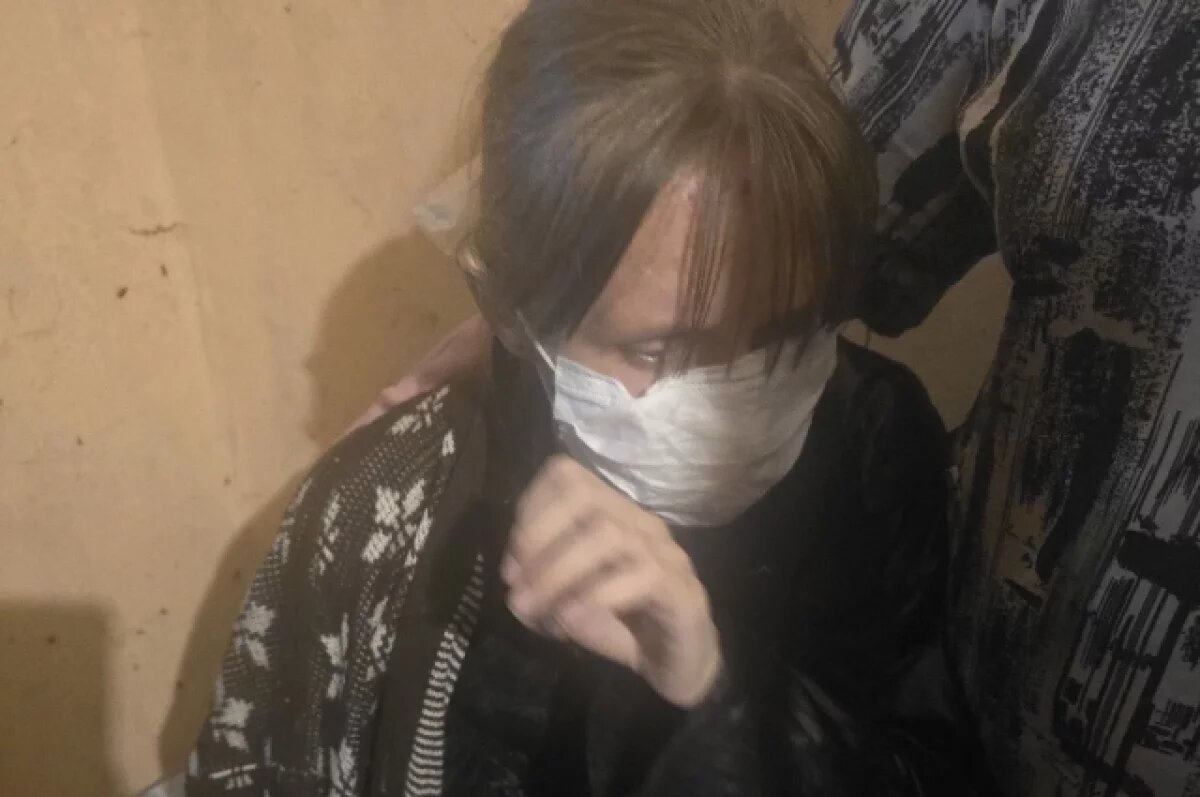    Мама закрыла Светлану в комнате год назад.