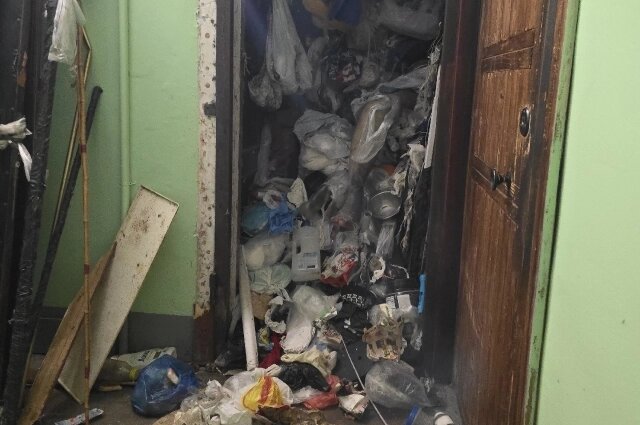    Экстренные службы выломали дверь, но зайти в квартиру сразу не смогли. Фото предоставлено очевидцами