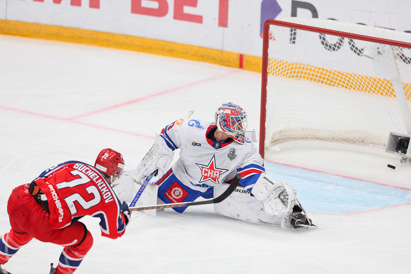     Дмитрий Бучельников забивает в ворота Плешкова во втором матче / фото: cska-hockey.ru
