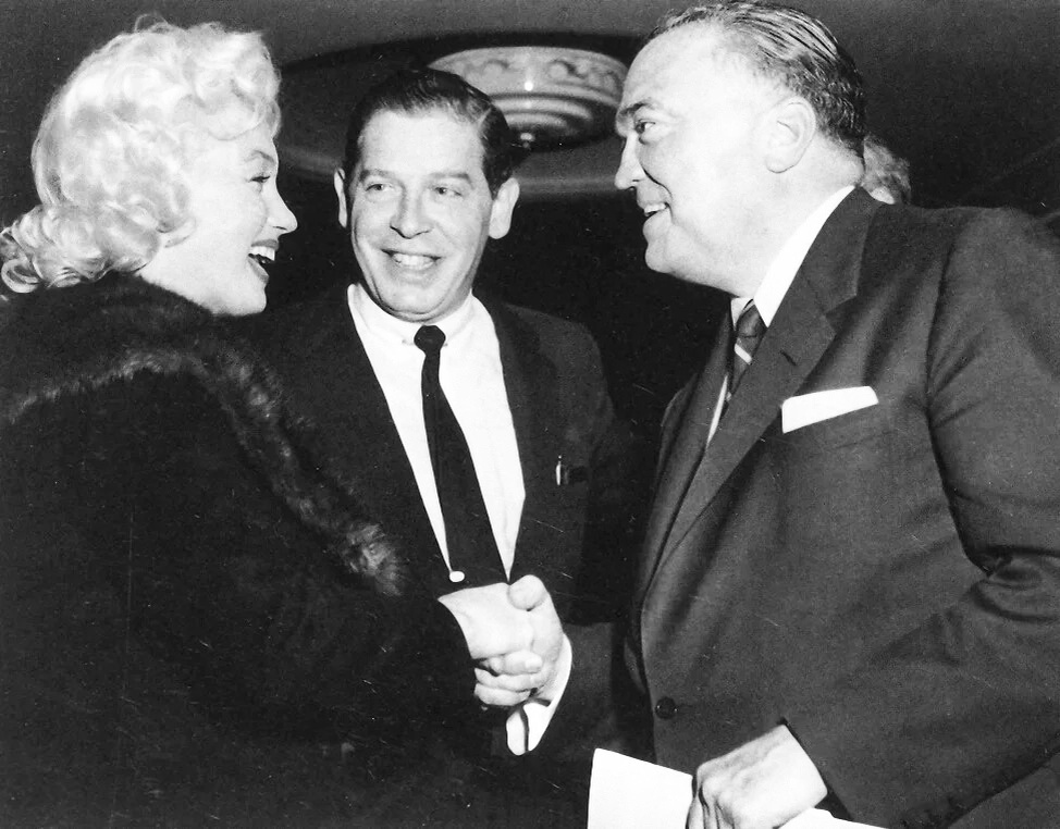 Мэрилин Монро пожимает руку директору ФБР Джону Эдгару Гуверу. Отель "Waldorf-Astoria", Нью-Йорк, 26.04.1955г.