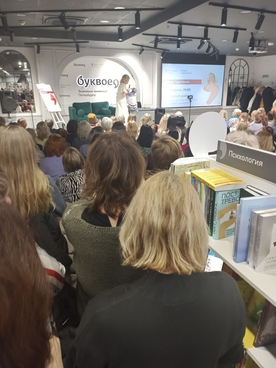 Фото автора. Блогерша держит в руках голубя. Ей его подарили хейтеры. Но оказалось, они просто сняли голубя с полок "Буквоеда". Было смешно.