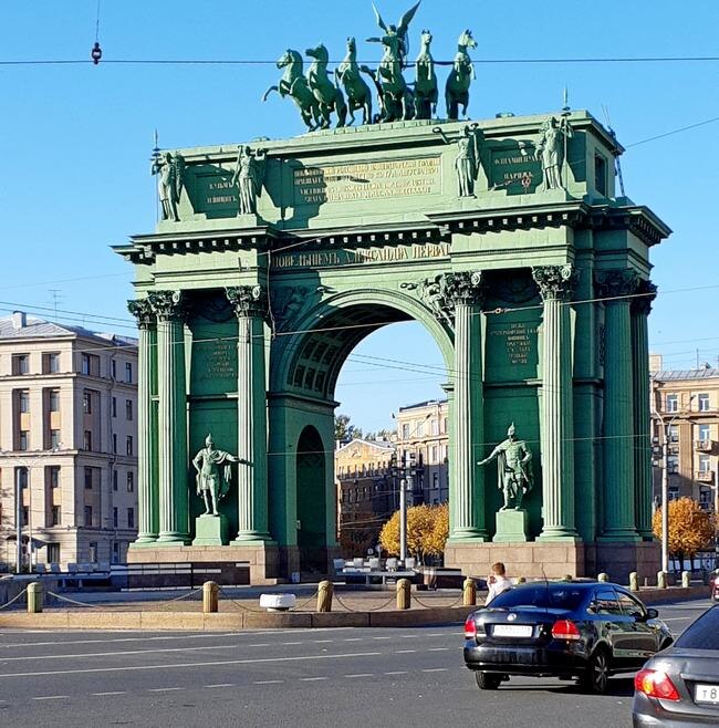 Нарвские ворота у старой Нарвской заставы, с которой выезжали на Петергофскуб дорогу /фото из личного архива, 2018/