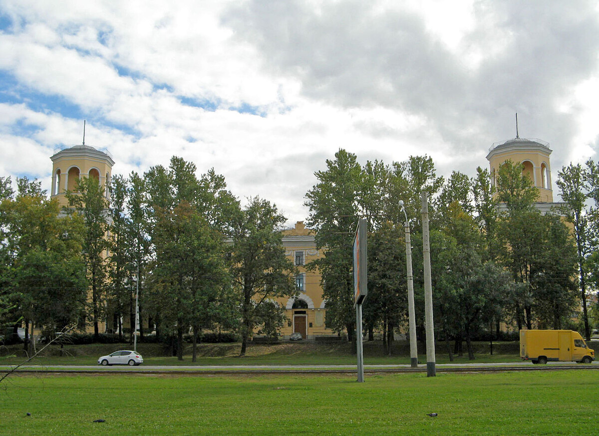 Современное состояние дачи Сиверса, перестроенной в середине 20 века для работников Кировского завода под досуговый центр /фото с сайта  https://ru.wikipedia.org Авторство: Екатерина Борисова. Собственная работа, CC BY-SA 3.0, https://commons.wikimedia.org/w/index.php?curid=28250307/