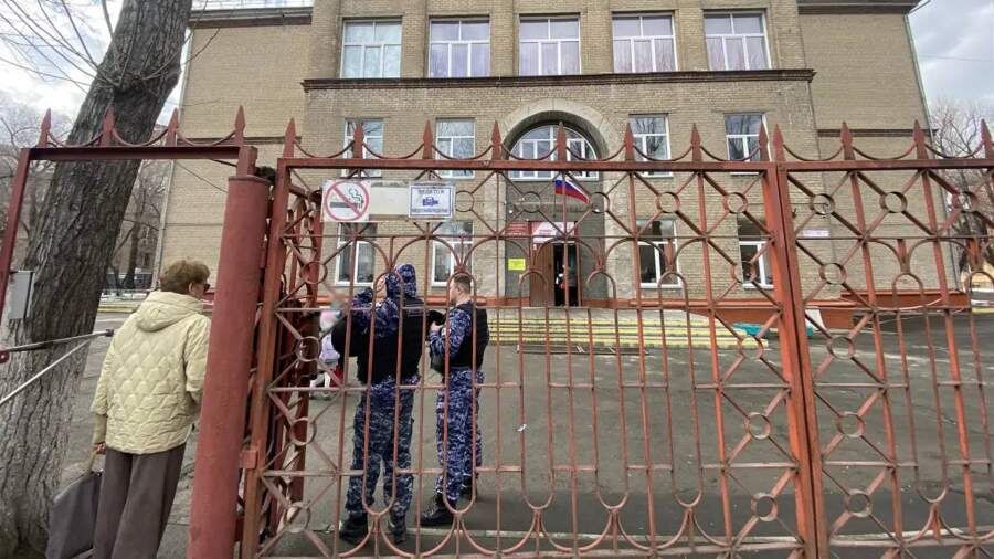 Выстрел в лицо и прыжок с 4-го этажа: что произошло в челябинской школе