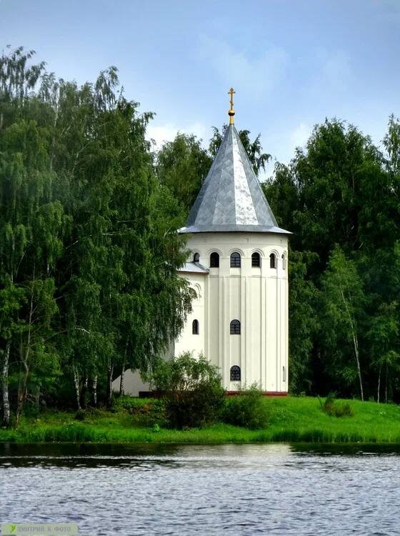 Отреставрированная башня монастыря на острове