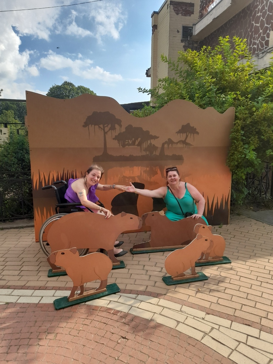 На снимке мы с Леной, парадоксально, но не в Череповце, а в Ленинградском зоопарке, в 2023-м году:-)