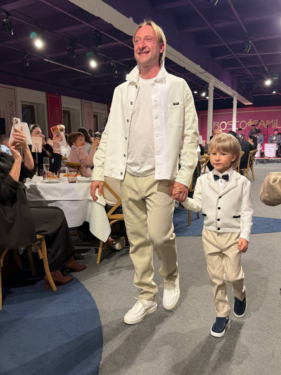 Евгений Плющенко с сыном Арсением/ Соцсети Ксении Соловьевой