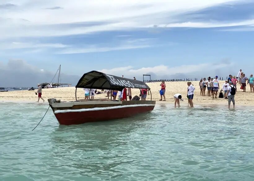     Туристы отправляются на морскую прогулку на Занзибаре. © РИА Новости. Михаил Алаеддин