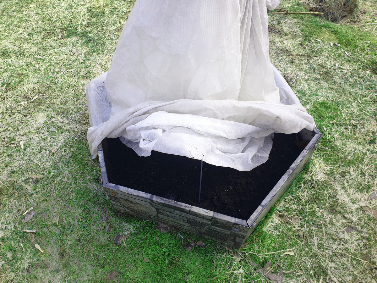 Проветриваю укрытие. Такой вот страшненький газон в этом году в некоторых местах. Красота будет только после первого покоса.