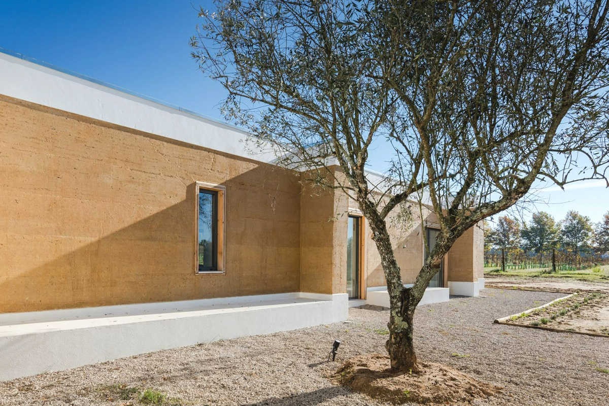 Дом из утрамбованного грунта