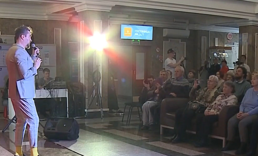     В холле красноярского вокзала прошёл концерт в честь Дня театра