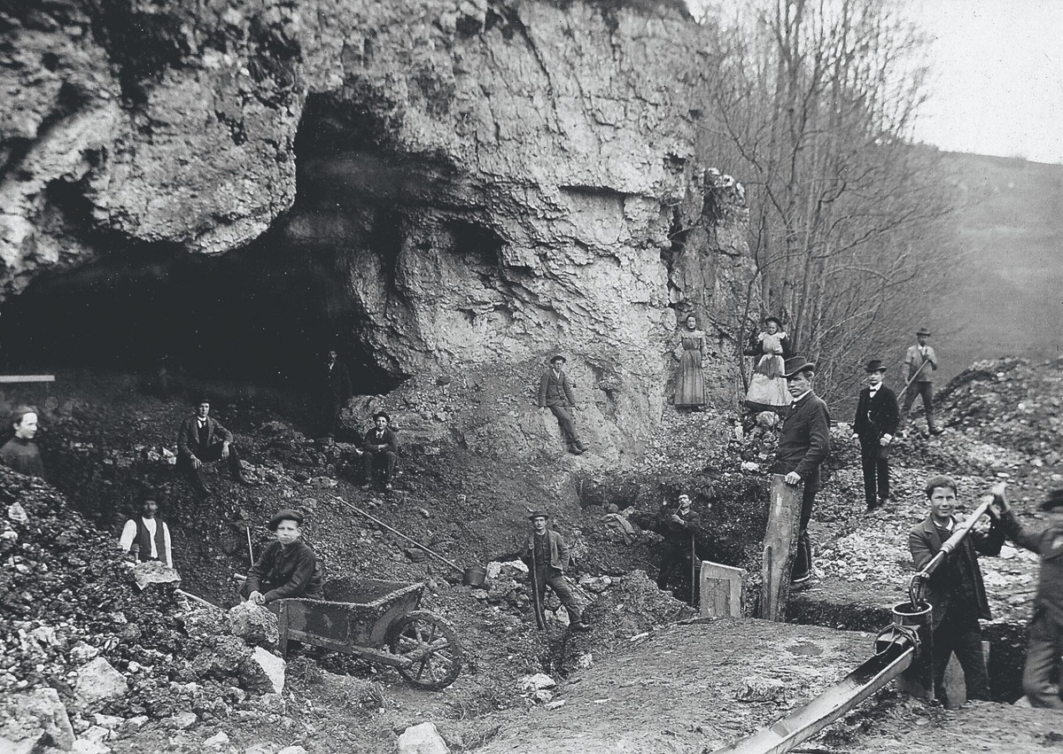    Раскопки в пещере Кесслерлох под руководством Якоба Хайерли в 1903 году. Источник изображения: popsci.com