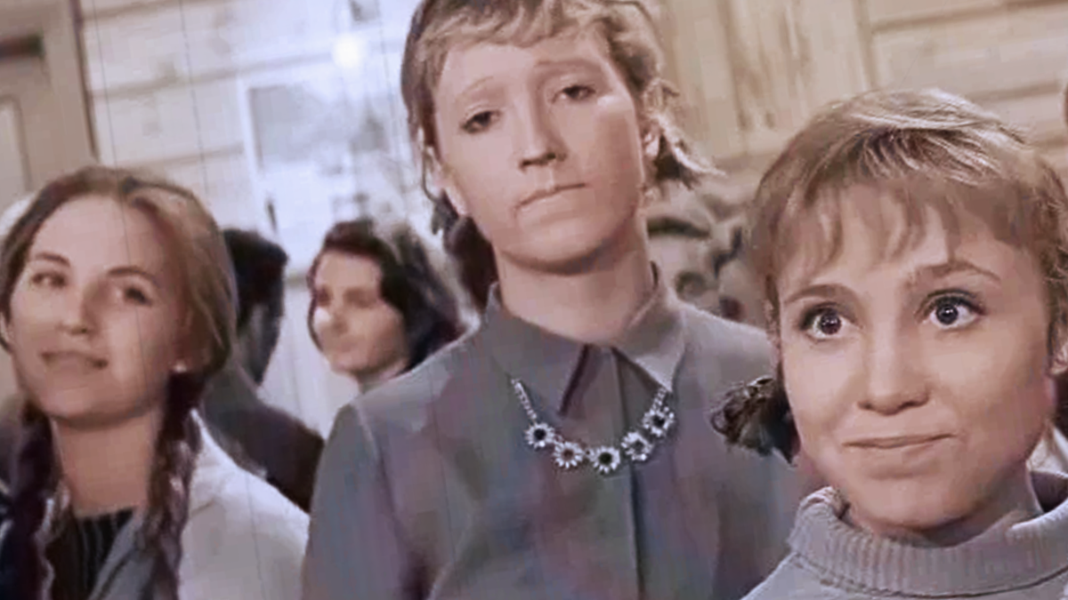 Кадр из к/ф "Девчата" - "Как цвет вернул нам - тепло"