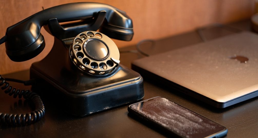 Еще нужны счеты и печатная машинка: в России резко вырос спрос на стационарные телефоны