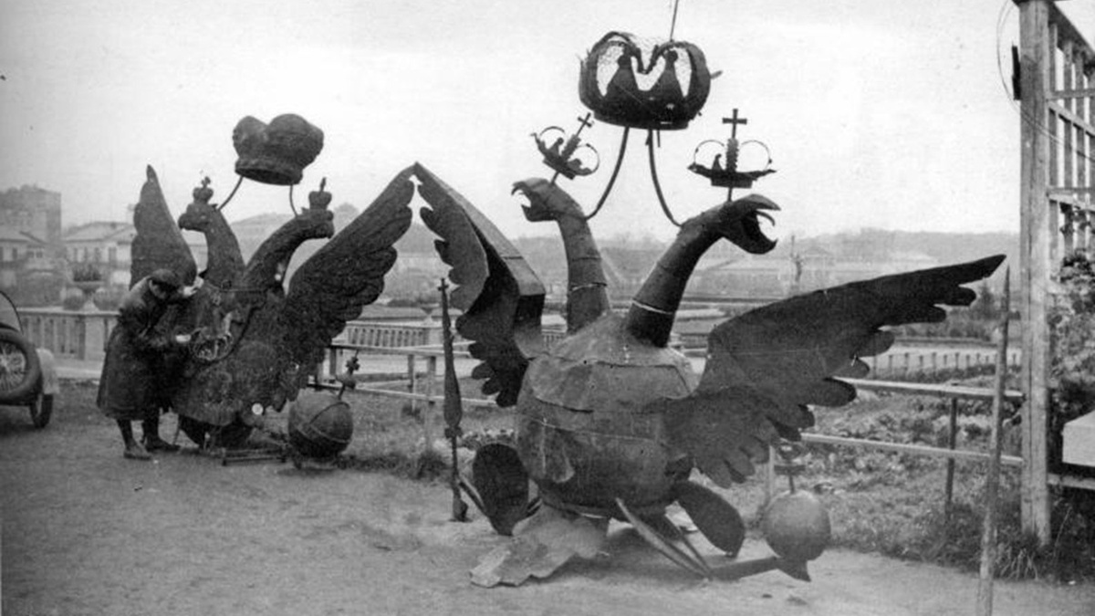 На фотографии: снятые Никольский и Боровицкий орлы в ЦПКиО имени Горького, 23 октября 1935 года. Их просто переплавили, а деревянные части выкинули. Источник фото: https://ru.wikipedia.org/wiki/Кремлёвские_звёзды