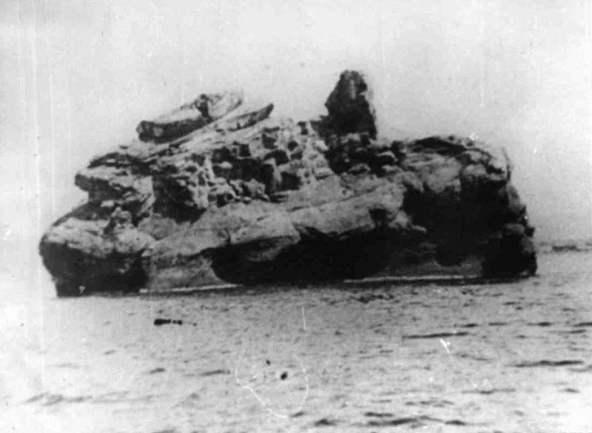 Камень в море, давший название будущему городу Большой камень. Источник: https://cbs-bk.ru/hortov_cd/