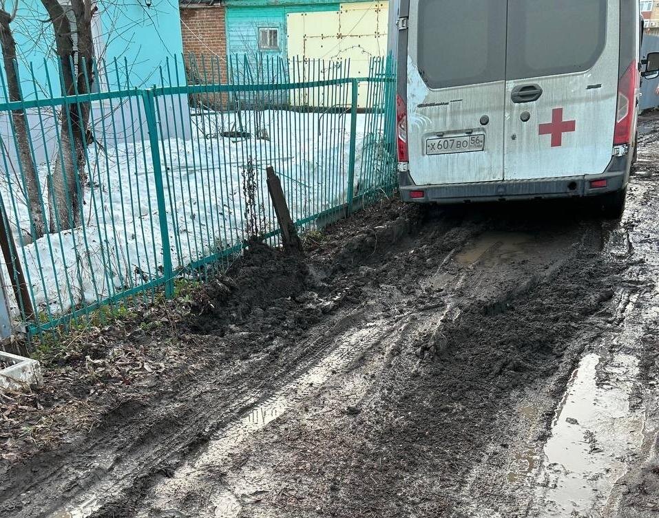    Не могла выехать полчаса: В Оренбурге на узкой дороге застряла машина скорой помощи