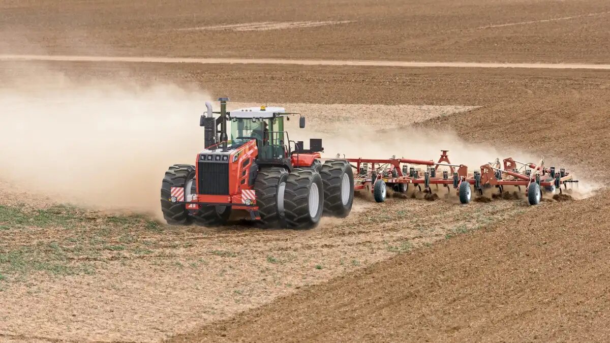 Фото: rostselmash.com / Ростсельмаш
Энергонасыщенный шарнирно-сочленённый трактор Ростсельмаш 2400 в агрегате с тандемной дисковой бороной DX-850