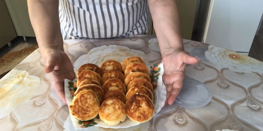 Рецепт сырников из творога на сковороде пышные и вкусные.