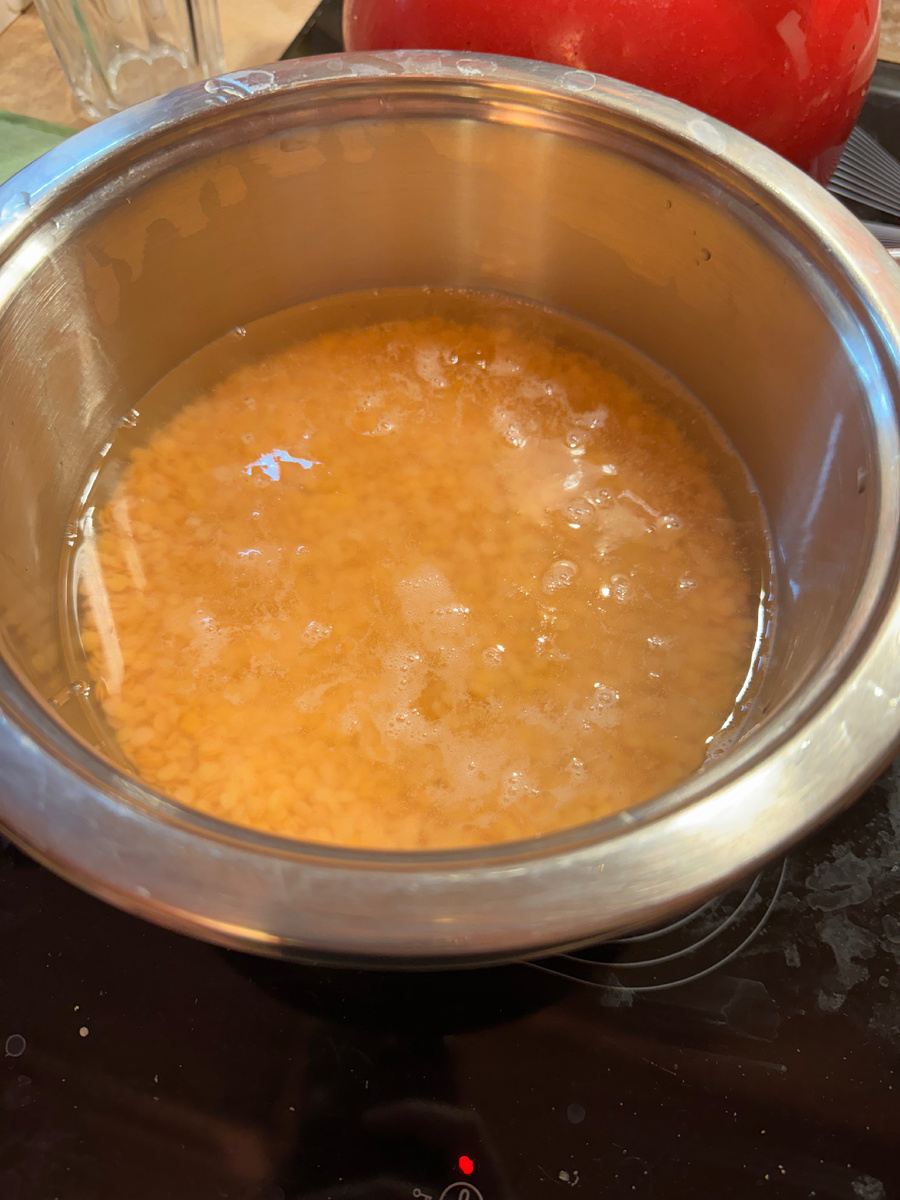 Поставила вариться промытую чечевицу 