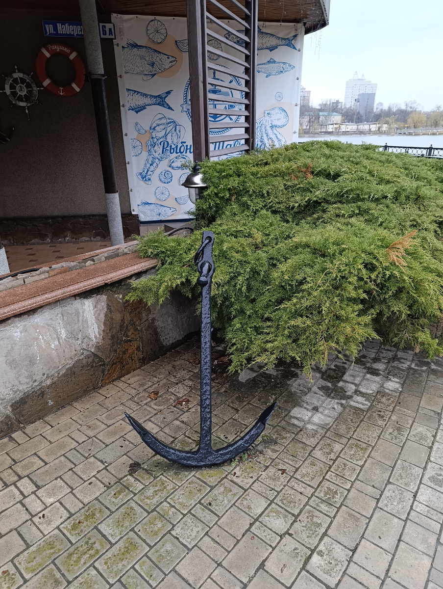 Декоративный якорь возле рыбного ресторана на Набережной Кальмиуса.
