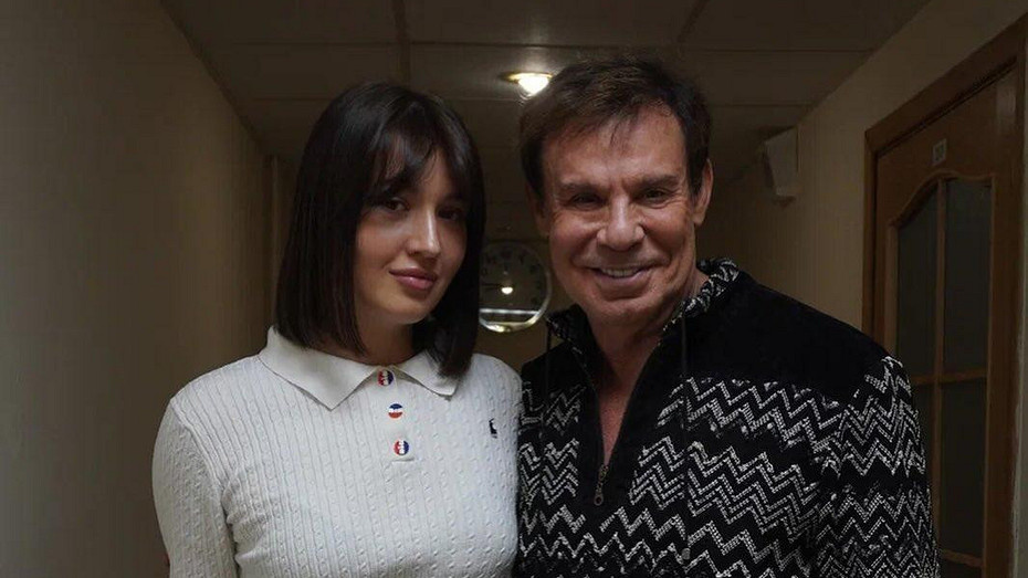 "Никто ничего не знает про нас": 70-летний Ефим Шифрин прокомментировал роман с 25-тилетней студенткой