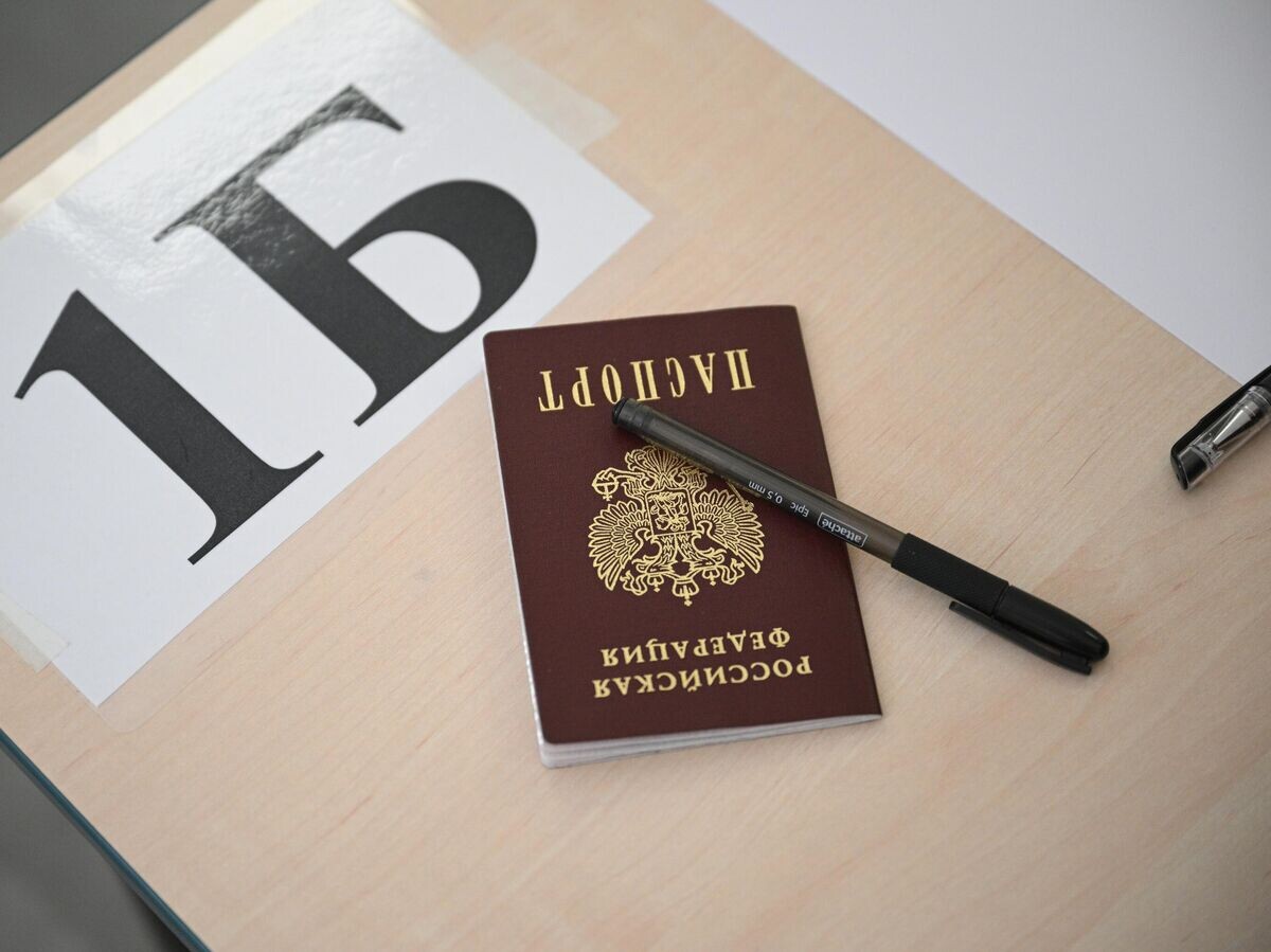    Паспорт ученика 11-го класса перед началом ЕГЭ | © РИА Новости / Рамиль Ситдиков