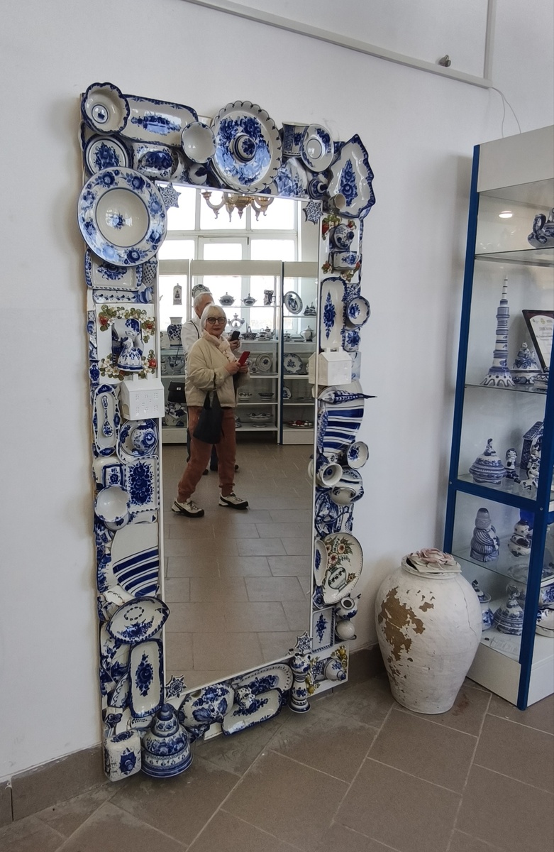 К сожалению, не смогла сфотографировать без людей, потому что уже нас гнали на экскурсию, а наши девушки все не могли налюбоваться. 