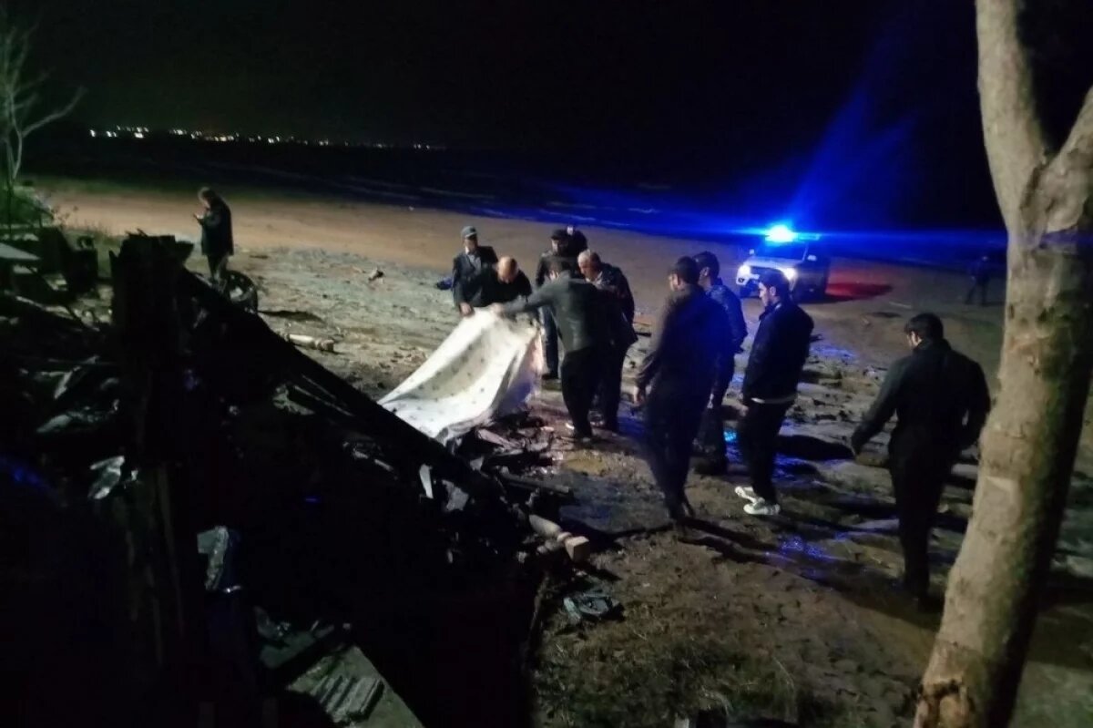    Падая, вертолёт чуть не врезался в стоящий на берегу детский лагерь.