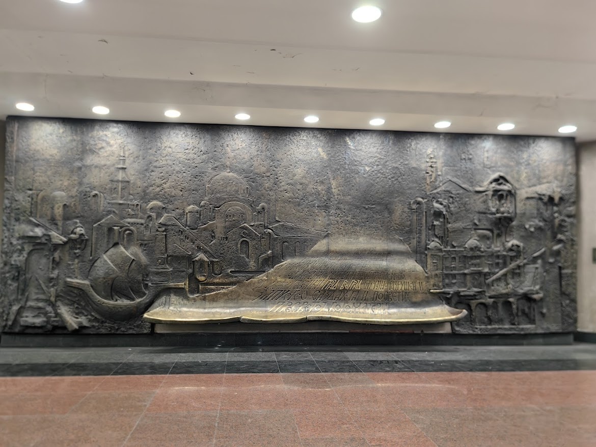 Тематика станции посвящена деятельности вука Караджича - реформатора сербского языка и создателя современного алфавита. 