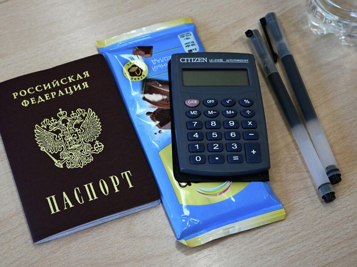    Паспорт учащегося перед сдачей ЕГЭ по химии | © РИА Новости / Виталий Аньков