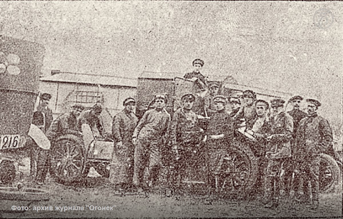 Женщины-шоферы и механики в одной из автомобильных колонн на фронте Фото: Архив журнала "Огонёк"