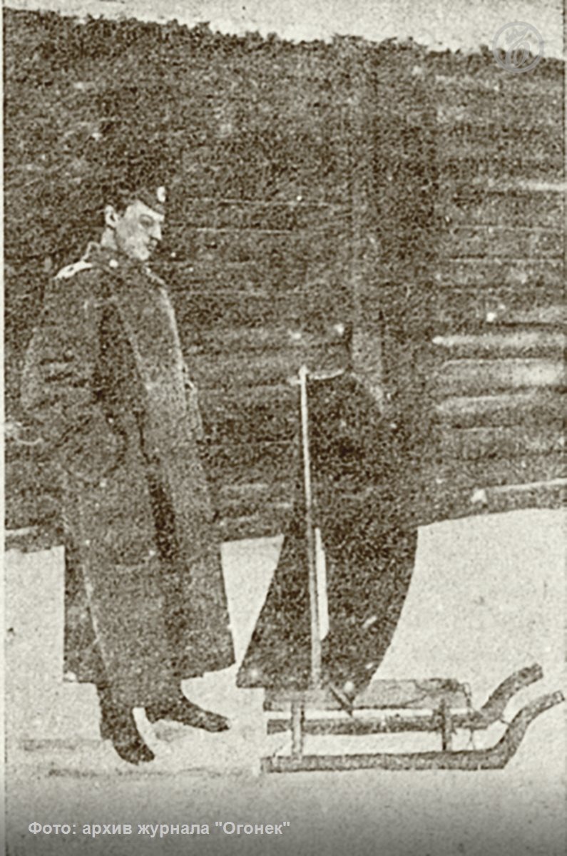 Санки с парусом, груженные прокламациями, бутылкой водки и папиросами, пригнанные ветром через реку Двину из немецких в наши окопы. В ответный подарок наши воины не преминули отправить несколько «стальных гостинцев» в направлении немецких окопов. Фото: Архив журнала "Огонёк"