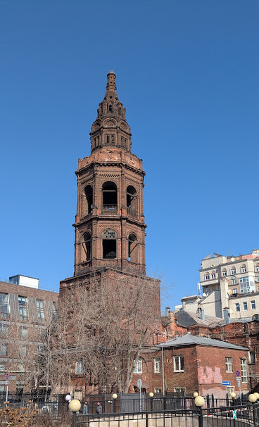 Старинная колокольня церкви Святителя Николая. Ее начали реставрировать. Фото автора