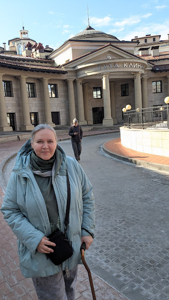 А это я на фоне здания ГУТА-клиники