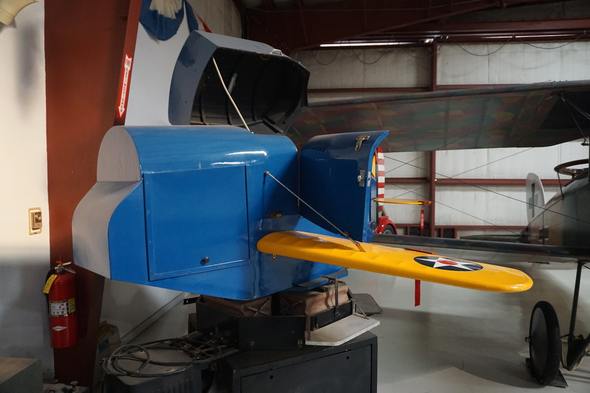 Внешне Link Trainer напоминал большой игрушечный самолётик с одноместной кабиной, движения штурвала заставляли конструкцию раскачиваться, имитируя поведение реального самолёта. Фото: Michael Barera / Wikimedia