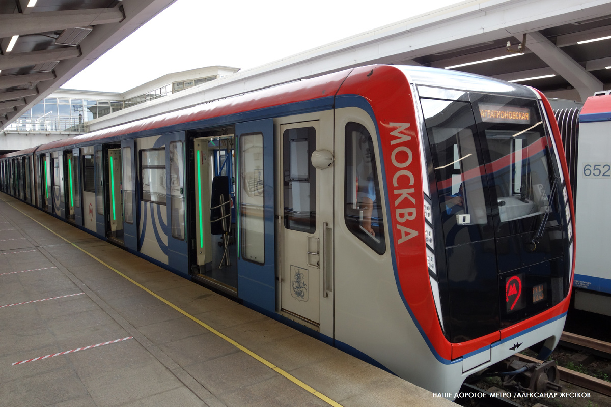 Новый поезд московского метро. Фото автора из книги "Секреты московсокго метро. Коллекция впечатлений"