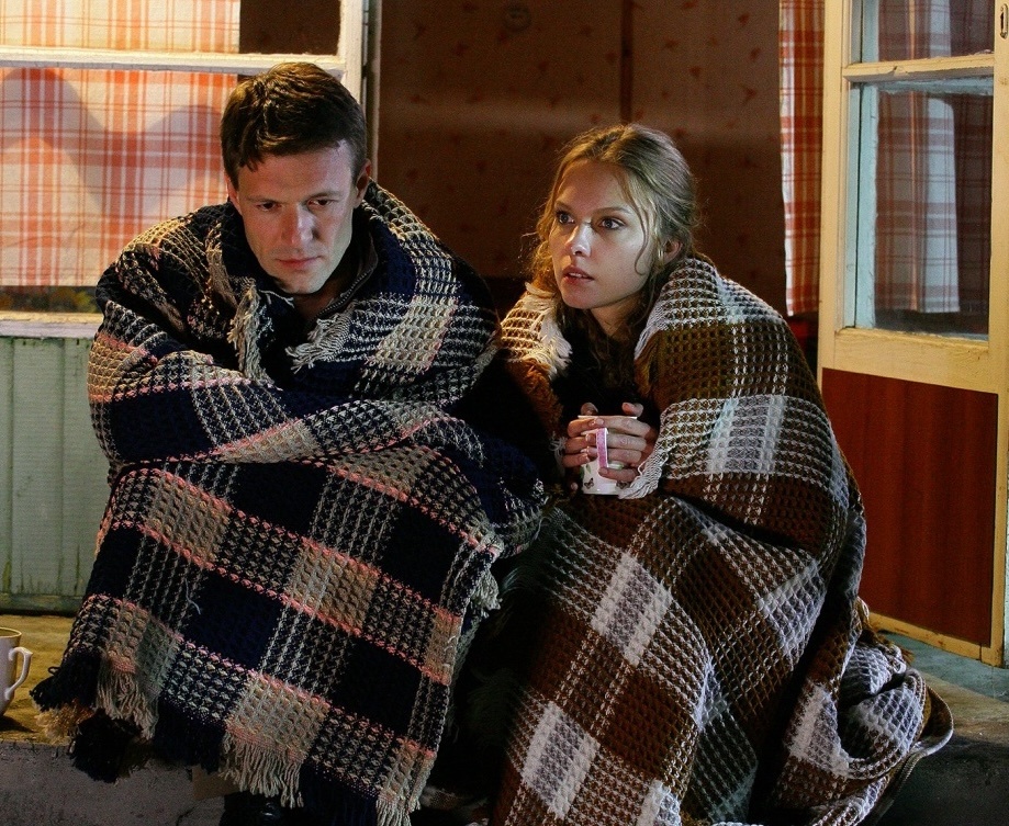 Полина Сыркина и Константин Стрельников, кадр из сериала «В полдень на пристани»