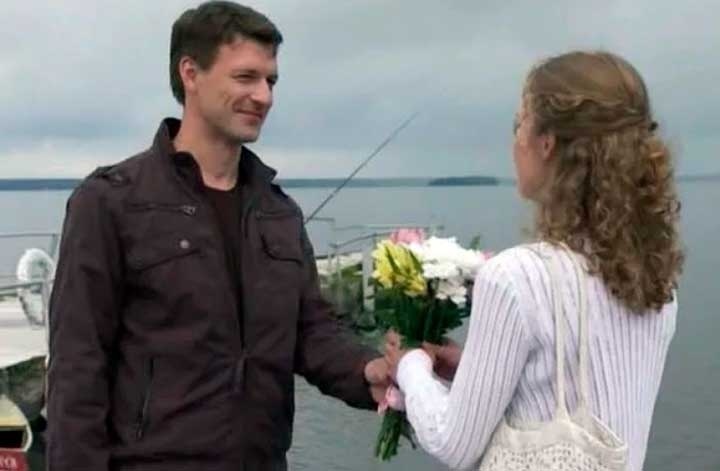 Полина Сыркина и Константин Стрельников, кадр из сериала «В полдень на пристани»