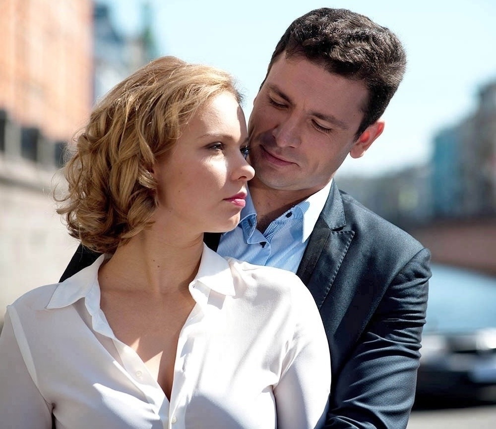 Полина Сыркина и Антон Хабаров, кадр из сериала «Хроника гнусных времен»